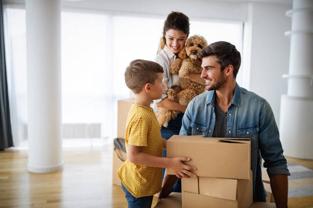 happy family with children moving with boxes in a 6d9r532 scaled-Lugano-venta-de-departamentos