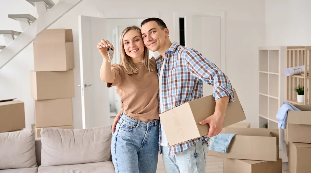 pareja feliz con su nuevo departamento