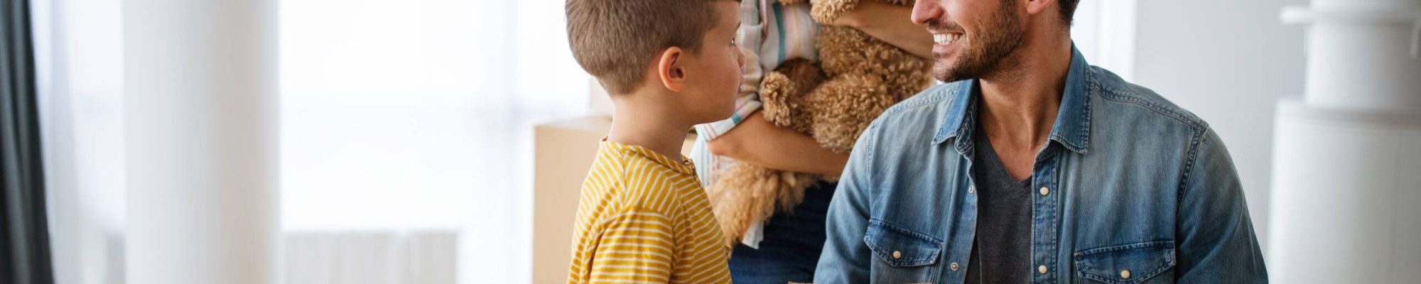 happy family with children moving with boxes in a 6d9r532 scaled-Lugano-venta-de-departamentos