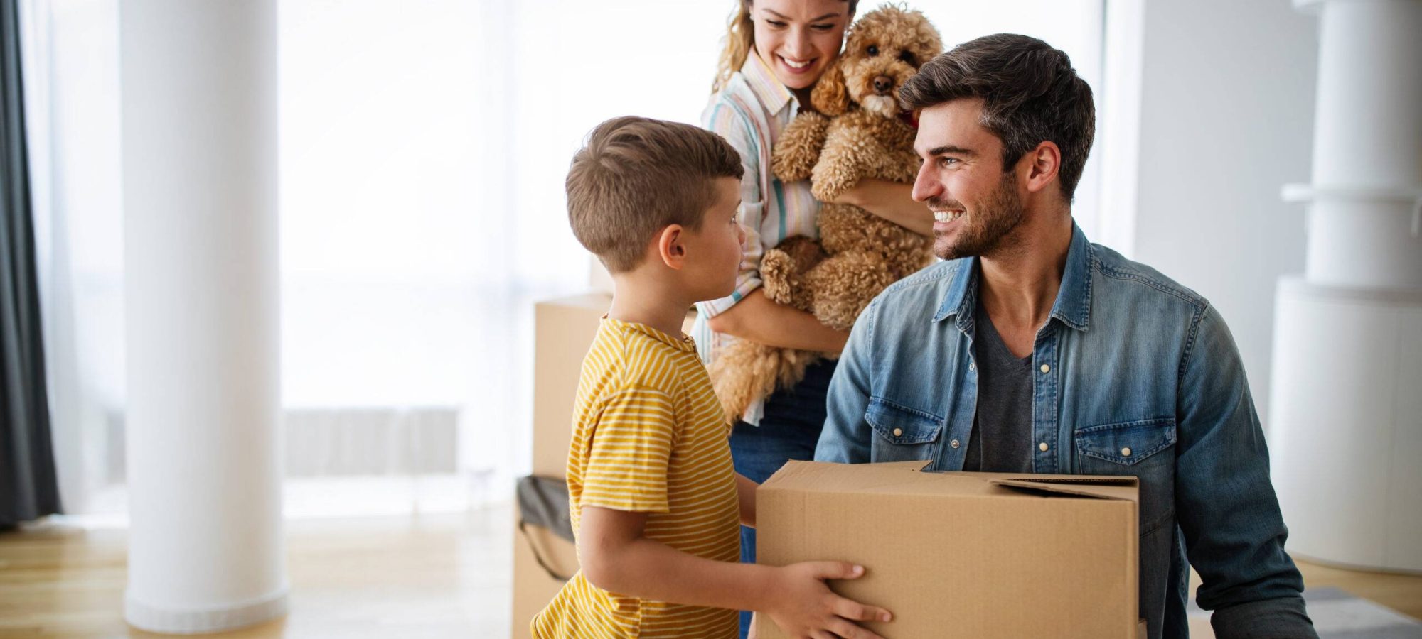 happy family with children moving with boxes in a 6d9r532 scaled-Lugano-venta-de-departamentos