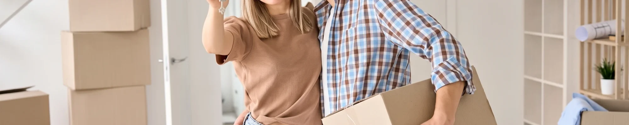 pareja feliz con su nuevo departamento