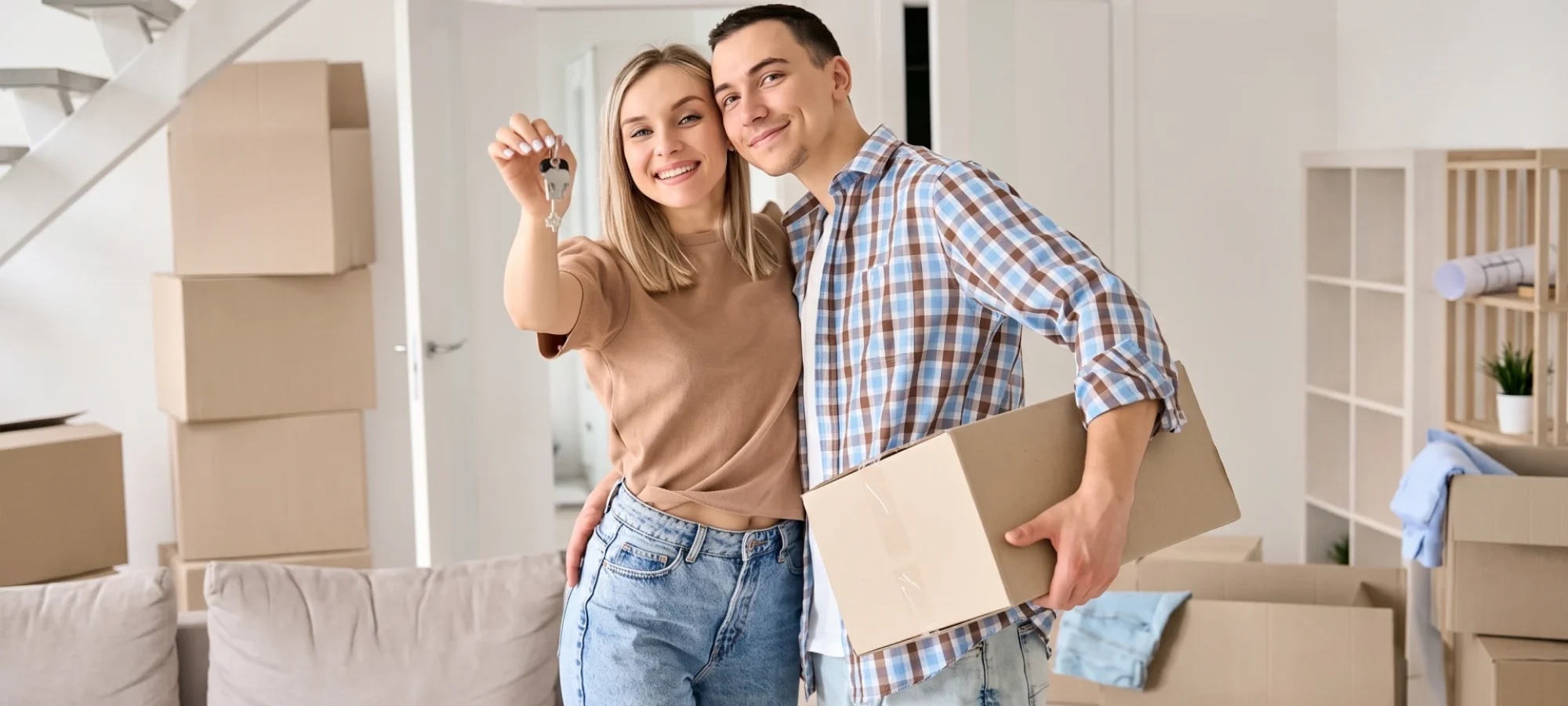pareja feliz con su nuevo departamento