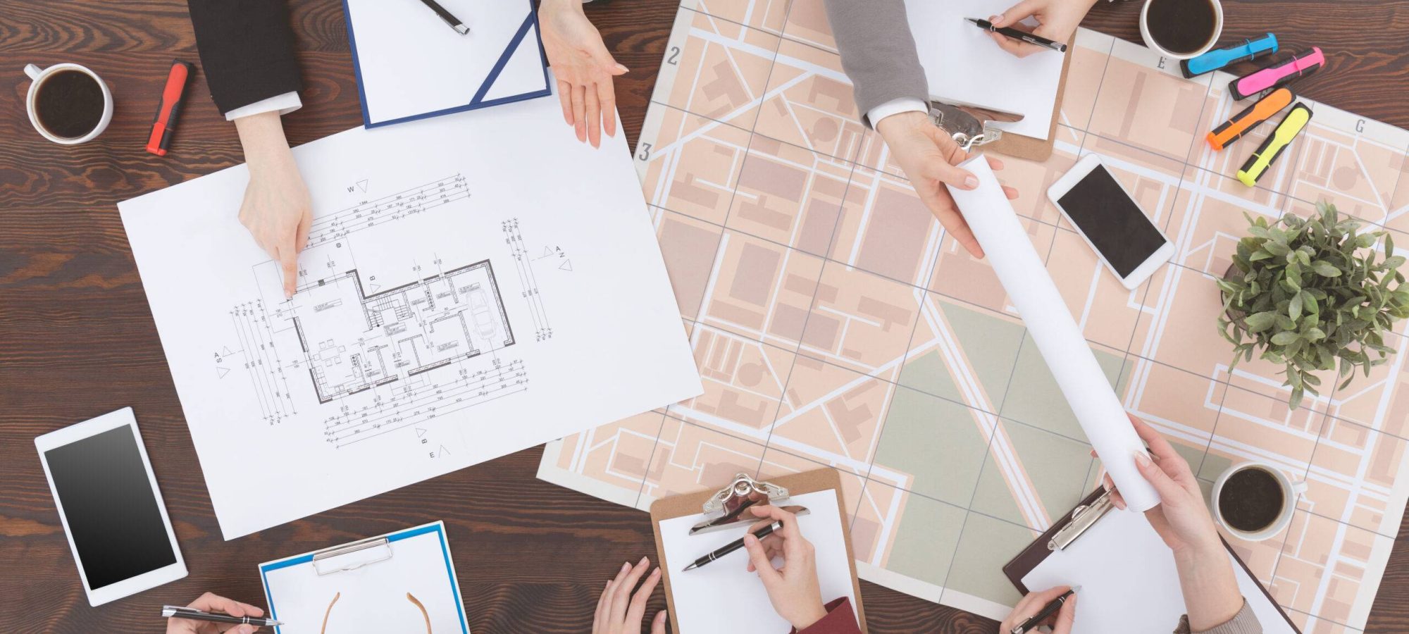 workers of real estate agency pnlks22 scaled-Lugano-venta-de-departamentos